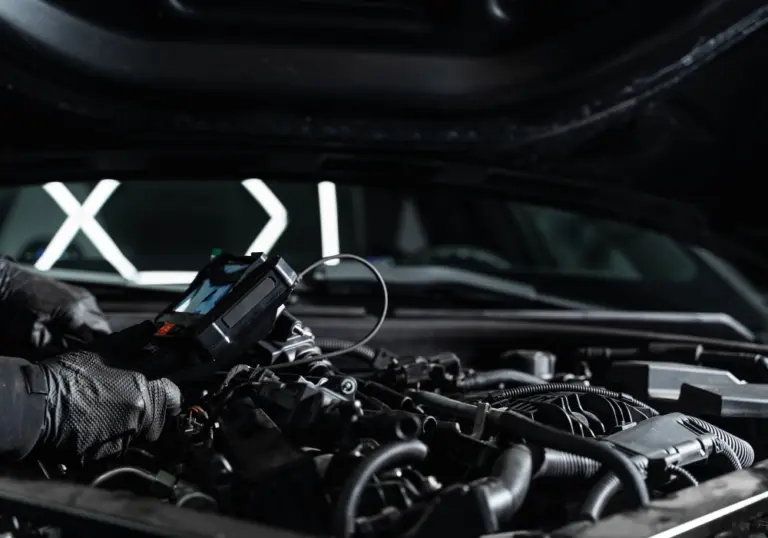 Diagnóstico automotriz en Querétaro con escáner conectado al motor en taller Midas Alameda