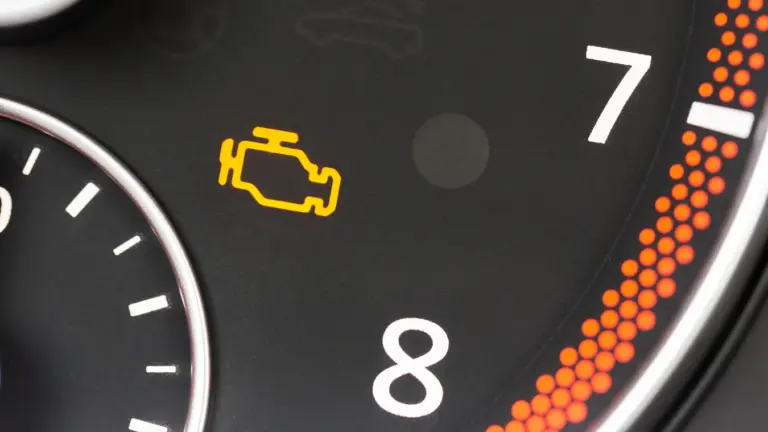 Foquito del motor (Check Engine) encendido en el tablero de un auto